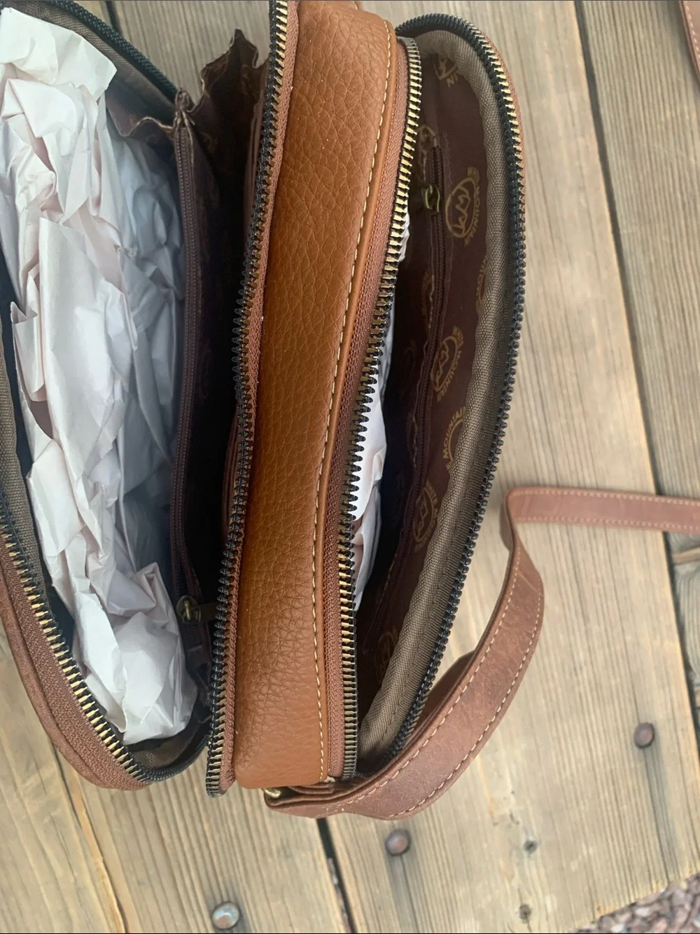 White Mountain compact crossbody